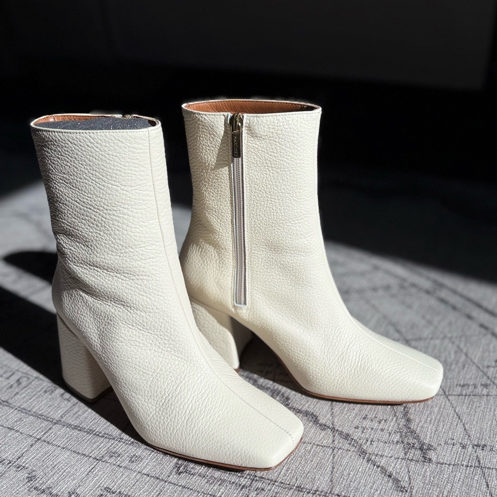 Souliers Martinez Elegant Cream Leather Ankle Boots